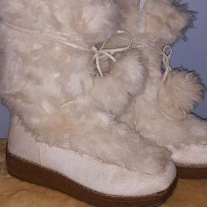 SOLD On another app Women's Winter White Fashion Furry Boots (8.5)